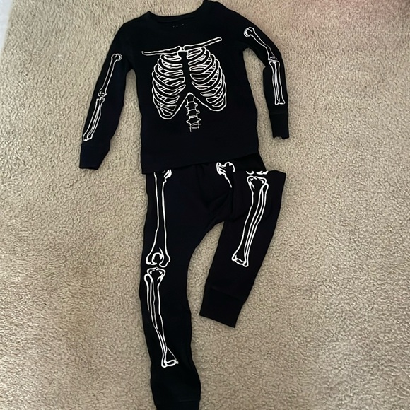 Old Navy Other - Glow in the dark skelly Jammie’s!